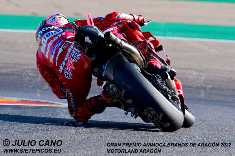 Piloto Francesco (Pecco) Bagnaia (63) (Ducati Lenovo Team) entrando en el sacacorchos. Gran Premio Animoca Brands de Aragón 2022, Motorland Aragón. Alcañiz. Teruel. España. MotoGPTM. Alcañiz 2022.