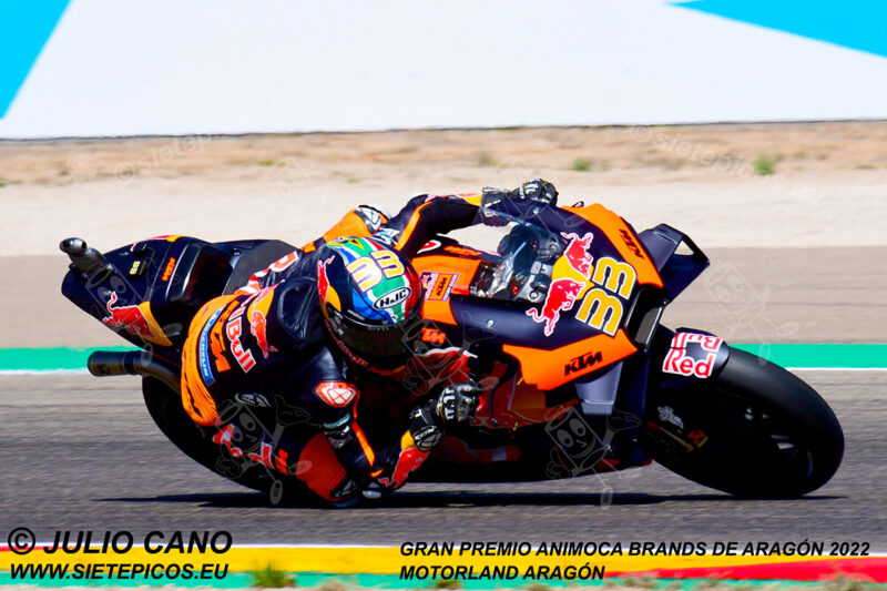 Piloto Brad Binder (33) (Red Bull KTM Factory Racing) en curva 13.Gran Premio Animoca Brands de Aragón 2022, Motorland Aragón. Alcañiz. Teruel. España. MotoGPTM.Alcañiz 2022.