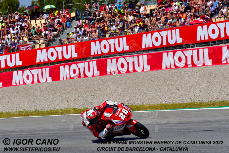 Piloto Izan Guevara (28) (Valresa GASGAS Aspar Team) en curva Campsa. Gran Premi Monster Energy de Catalunya 2022, Circuit de Barcelona-Catalunya. Montmelo. España. Moto3TM. Montmeló-2022