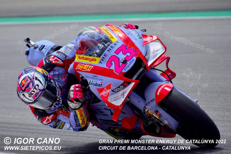 Piloto Enea Bastianini (23) (Gresini Racing MotoGP) en el Curvone Renault. Gran Premi Monster Energy de Catalunya 2022, Circuit de Barcelona-Catalunya. Montmelo. España. MotoGPTM. Montmeló-2022