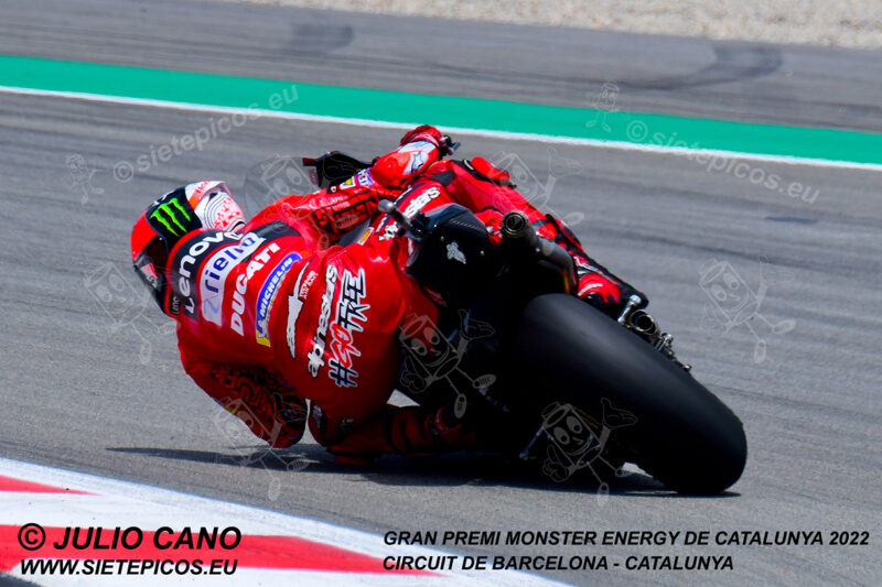Piloto Francesco (Pecco) Bagnaia (63) (Ducati Lenovo Team) en curva La Caixa. Gran Premi Monster Energy de Catalunya 2022, Circuit de Barcelona-Catalunya. Montmelo. España. MotoGPTM. Montmeló-2022