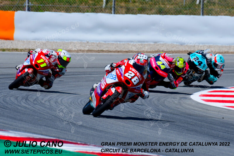Piloto Izan Guevara (28) (Valresa GASGAS Aspar Team) saliendo de la curva Seat seguido de los pilotos Sergio Garcia (11) (Valresa GASGAS Aspar Team), David Muñoz (44) (BOE SKX) y Tatsuki Suzuki (24) (Leopard Racing).Gran Premi Monster Energy de Catalunya 2022, Circuit de Barcelona-Catalunya. Montmelo. España. Moto3TM. Montmeló-2022