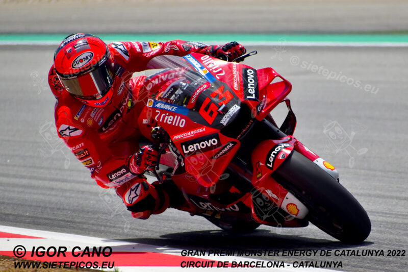 Piloto Francesco (Pecco) Bagnaia (63) (Ducati Lenovo Team) en el Curvone Renault. Gran Premi Monster Energy de Catalunya 2022, Circuit de Barcelona-Catalunya. Montmelo. España. MotoGPTM. Montmeló-2022