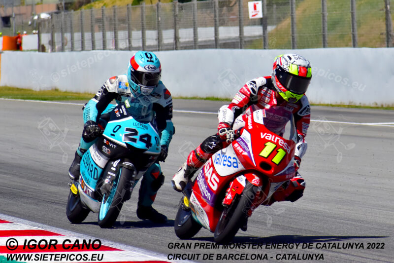 Piloto Sergio Garcia (11) (Valresa GASGAS Aspar Team) entrando en curva La Caixa seguido del piloto Tatsuki Suzuki (24) (Leopard Racing).Gran Premi Monster Energy de Catalunya 2022, Circuit de Barcelona-Catalunya. Montmelo. España. Moto3TM. Montmeló-2022