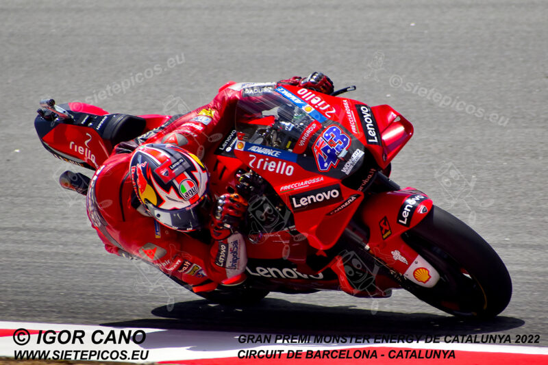 Piloto Jack Miller (43) (Ducati Lenovo Team) en el Curvone Renault. Gran Premi Monster Energy de Catalunya 2022, Circuit de Barcelona-Catalunya. Montmelo. España. MotoGPTM. Montmeló-2022