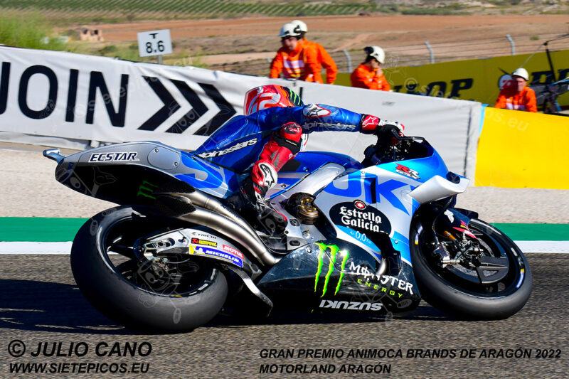 Piloto Alex Rins (42) (Team Suzuki ECSTAR) entrando en el sacacorchos. Gran Premio Animoca Brands de Aragón 2022, Motorland Aragón. Alcañiz. Teruel. España. MotoGPTM. Alcañiz 2022.