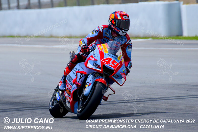 Piloto Fabio Di Giannantonio (49) (Gresini Racing MotoGP) entrando en curva La Caixa. Gran Premi Monster Energy de Catalunya 2022, Circuit de Barcelona-Catalunya. Montmelo. España. MotoGPTM. Montmeló-2022
