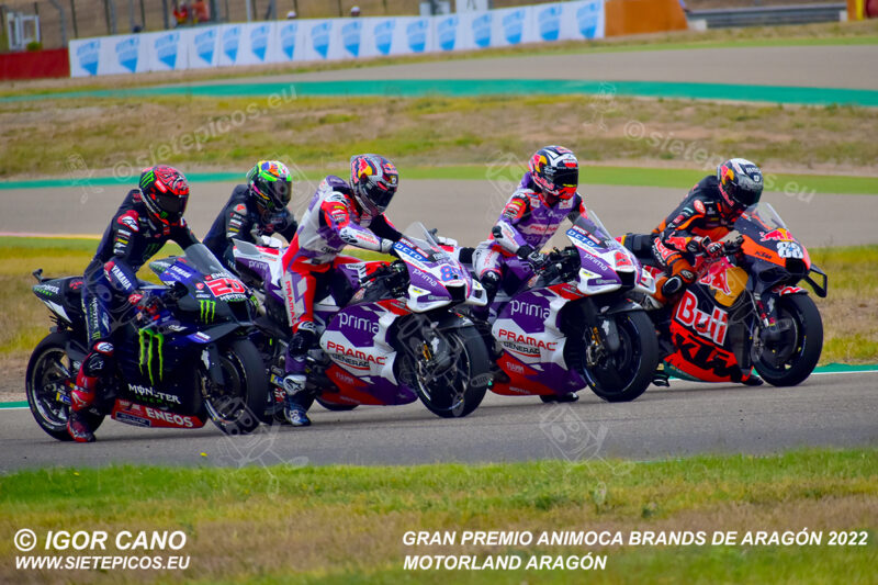 Pilotos Fabio Quartararo (20) (Monster Energy Yamaha MotoGP), Jorge Martin (89) (Pramac Racing), Johann Zarco (5) (Pramac Racing Ducati) y Miguel Oliveira (88) (Red Bull KTM Factory Racing) practicando salida en recta de atras. Gran Premio Animoca Brands de Aragón 2022, Motorland Aragón. Alcañiz. Teruel. España. MotoGPTM. Alcañiz 2022