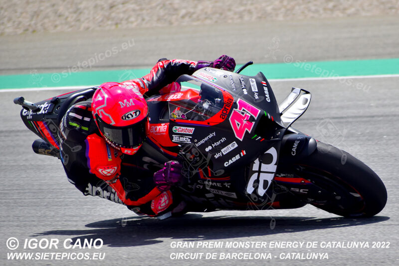 Piloto Aleix Espagaro (41) (Aprilia Racing) en el Curvone Renault.Gran Premi Monster Energy de Catalunya 2022, Circuit de Barcelona-Catalunya. Montmelo. España. MotoGPTM. Montmeló-2022
