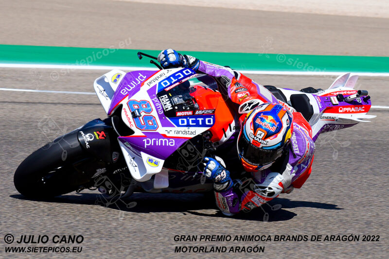 Piloto Jorge Martin (89) (Pramac Racing) en curva Marc Marquez. Gran Premio Animoca Brands de Aragón 2022, Motorland Aragón. Alcañiz. Teruel. España. MotoGPTM. Alcañiz 2022