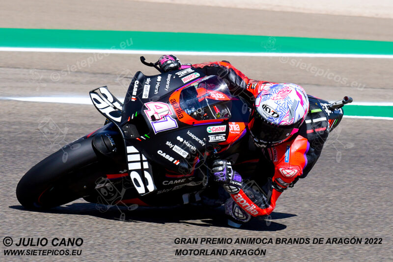 Piloto Aleix Espagaro (41) (Aprilia Racing) en curva Marc Marquez. Gran Premio Animoca Brands de Aragón 2022, Motorland Aragón. Alcañiz. Teruel. España. MotoGPTM. Alcañiz 2022