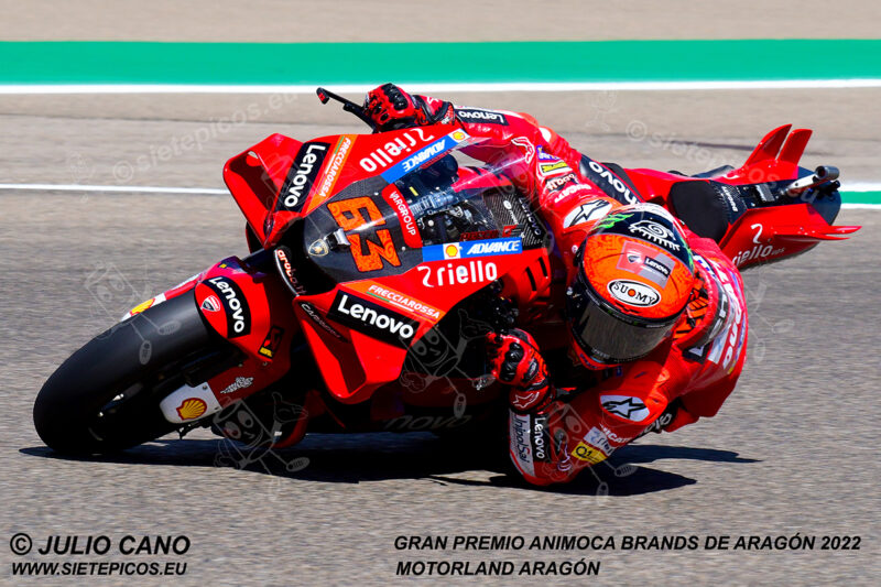 Piloto Francesco (Pecco) Bagnaia (63) (Ducati Lenovo Team) en curva Marc Marquez. Gran Premio Animoca Brands de Aragón 2022, Motorland Aragón. Alcañiz. Teruel. España. MotoGPTM. Alcañiz 2022