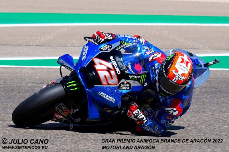 Piloto Alex Rins (42) (Team Suzuki ECSTAR) en curva Marc Marquez. Gran Premio Animoca Brands de Aragón 2022, Motorland Aragón. Alcañiz. Teruel. España. MotoGPTM. Alcañiz 2022