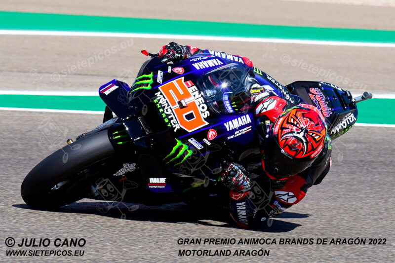 Piloto Fabio Quartararo (20) (Monster Energy Yamaha MotoGP) en curva Marc Marquez. Gran Premio Animoca Brands de Aragón 2022, Motorland Aragón. Alcañiz. Teruel. España. MotoGPTM. Alcañiz 2022