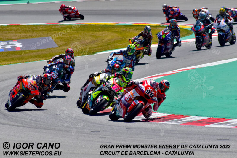 Piloto Jake Dixon (96) (Autosolar GASGAS Aspar Team) seguido de los pilotos Alonso Lopez (21) (Beta Tools Speed Up), Ai Ogura (79) (IDEMITSU Honda Team Asia), Augusto Fernandez (37) (Red Bull KTM Ajo) y Joe Roberts (16) (Italtrans Racing Team), en curva Renault.Gran Premi Monster Energy de Catalunya 2022, Circuit de Barcelona-Catalunya. Montmelo. España. Moto2TM. Montmeló-2022