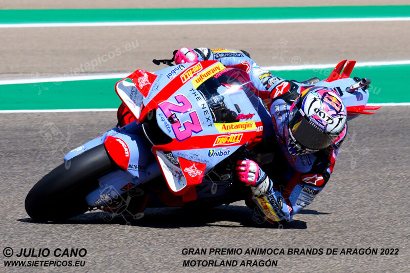 Piloto Enea Bastianini (23) (Gresini Racing MotoGP) en curva Marc Marquez. Gran Premio Animoca Brands de Aragón 2022, Motorland Aragón. Alcañiz. Teruel. España. MotoGPTM. Alcañiz 2022