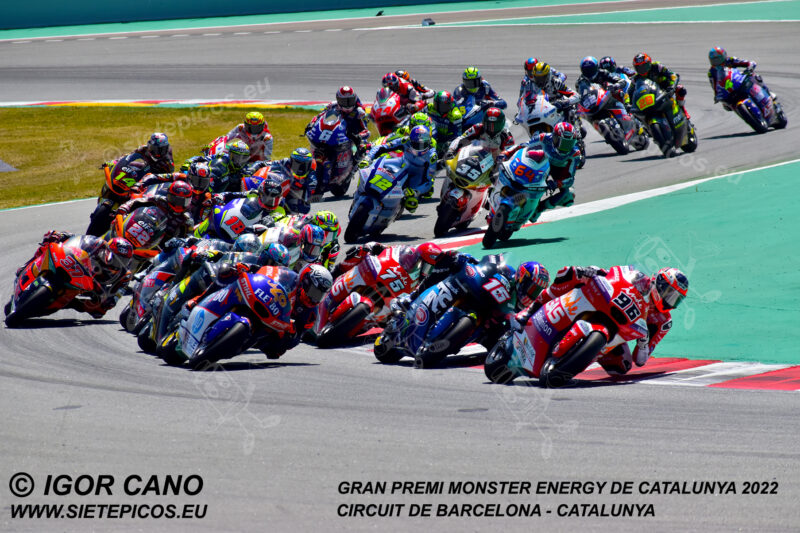 Salida de Moto2 con el Piloto Jake Dixon (96) (Autosolar GASGAS Aspar Team) liderando seguido de los pilotos Joe Roberts (16) (Italtrans Racing Team), Aron Canet (40) (Flexbox HP 40) y Albert Arenas (75) (Autosolar GASGAS Aspar Team) en curva Renault.Gran Premi Monster Energy de Catalunya 2022, Circuit de Barcelona-Catalunya. Montmelo. España. Moto2TM. Montmeló-2022