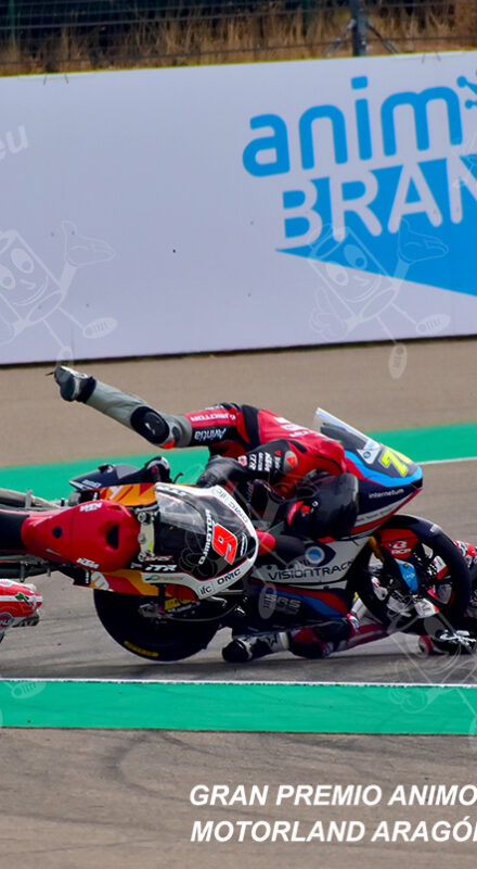 Caida en salida de Moto 3 de los pilotos Joshua Whatley (70) (VisionTrack Racing Team), Nicola Carraro (9) (QJMotor Avintia Racing Team) y Lorenzo Fellon (20) (SIC58 Squadra Corse). Gran Premio Animoca Brands de Aragón 2022, Motorland Aragón, Alcañiz, Teruel, Moto3TM. Alcañiz 2022