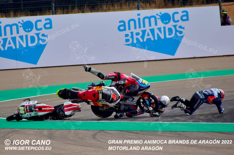 Caida en salida de Moto 3 de los pilotos Joshua Whatley (70) (VisionTrack Racing Team), Nicola Carraro (9) (QJMotor Avintia Racing Team) y Lorenzo Fellon (20) (SIC58 Squadra Corse). Gran Premio Animoca Brands de Aragón 2022, Motorland Aragón, Alcañiz, Teruel, Moto3TM. Alcañiz 2022