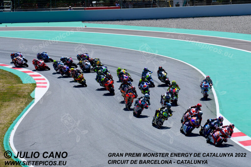 Salida de Moto2 con el Piloto Jake Dixon (96) (Autosolar GASGAS Aspar Team) liderando seguido de los pilotos Joe Roberts (16) (Italtrans Racing Team), Aron Canet (40) (Flexbox HP 40) y Albert Arenas (75) (Autosolar GASGAS Aspar Team).Gran Premi Monster Energy de Catalunya 2022, Circuit de Barcelona-Catalunya. Montmelo. España. Moto2TM. Montmeló-2022