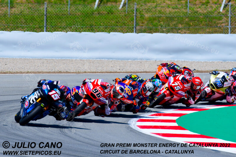 Piloto Joe Roberts (16) (Italtrans Racing Team) en curva Seat seguido de los pilotos Jake Dixon (96) (Autosolar GASGAS Aspar Team), Aron Canet (40) (Flexbox HP 40), Celestino Vietti (13) (Mooney VR46 Racing Team), Albert Arenas (75) (Autosolar GASGAS Aspar Team), Augusto Fernandez (37) (Red Bull KTM Ajo) y Ai Ogura (79) (IDEMITSU Honda Team Asia).Gran Premi Monster Energy de Catalunya 2022, Circuit de Barcelona-Catalunya. Montmelo. España. Moto2TM. Montmeló-2022