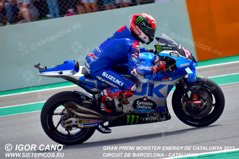 Piloto Alex Rins (42) (Team Suzuki ECSTAR) entrando en el Curvone Renault. Gran Premi Monster Energy de Catalunya 2022, Circuit de Barcelona-Catalunya. Montmelo. España. MotoGPTM. Montmeló 2022