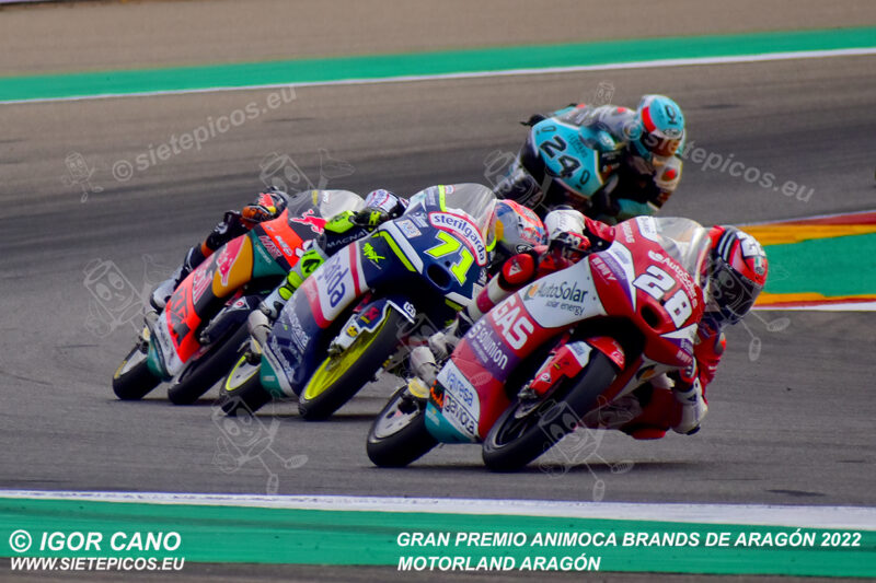 Piloto Izan Guevara (28) (Valresa GASGAS Aspar Team) saliendo de curva 1 seguido de los pilotos Ayumu Sasaki (71) (Sterilgarda Husqvarna Max), Daniel Holgado (96) (Red Bull KTM Ajo) y Tatsuki Suzuki (24) (Leopard Racing). Gran Premio Animoca Brands de Aragón 2022, Motorland Aragón, Alcañiz, Teruel, Moto3TM.Alcañiz 2022