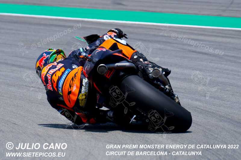 Piloto Brad Binder (33) (Red Bull KTM Factory Racing) en curva La Caixa. Gran Premi Monster Energy de Catalunya 2022, Circuit de Barcelona-Catalunya. Montmelo. España. MotoGPTM. Montmeló-2022