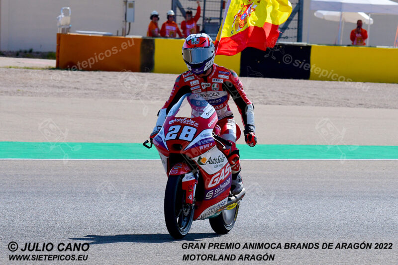 Piloto Izan Guevara (28) (Valresa GASGAS Aspar Team) celebrando la victoria en curva17. Gran Premio Animoca Brands de Aragón 2022, Motorland Aragón, Alcañiz, Teruel, Moto3TM. Alcañiz 2022.