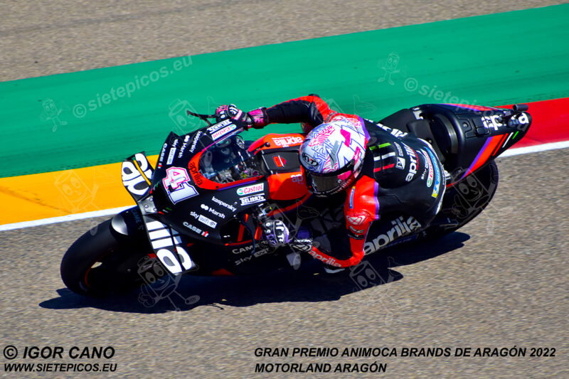 Piloto Aleix Espagaro (41) (Aprilia Racing) en curva Marc Marquez. Gran Premio Animoca Brands de Aragón 2022, Motorland Aragón. Alcañiz. Teruel. España. MotoGPTM. Alcañiz 2022
