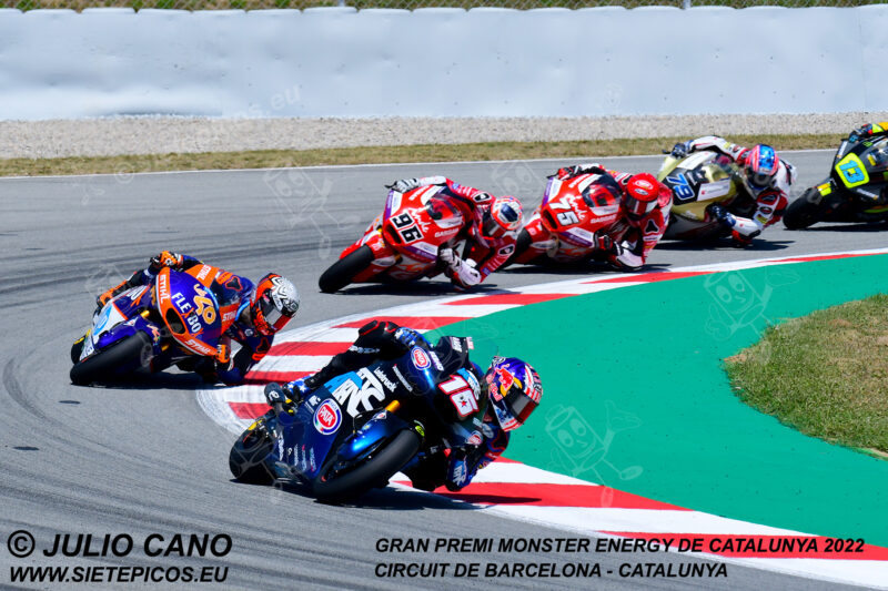 Piloto Joe Roberts (16) (Italtrans Racing Team) en curva Seat seguido de los pilotos Aron Canet (40) (Flexbox HP 40), Jake Dixon (96) (Autosolar GASGAS Aspar Team), Albert Arenas (75) (Autosolar GASGAS Aspar Team) y Ai Ogura (79) (IDEMITSU Honda Team Asia).Gran Premi Monster Energy de Catalunya 2022, Circuit de Barcelona-Catalunya. Montmelo. España. Moto2TM. Montmeló-2022