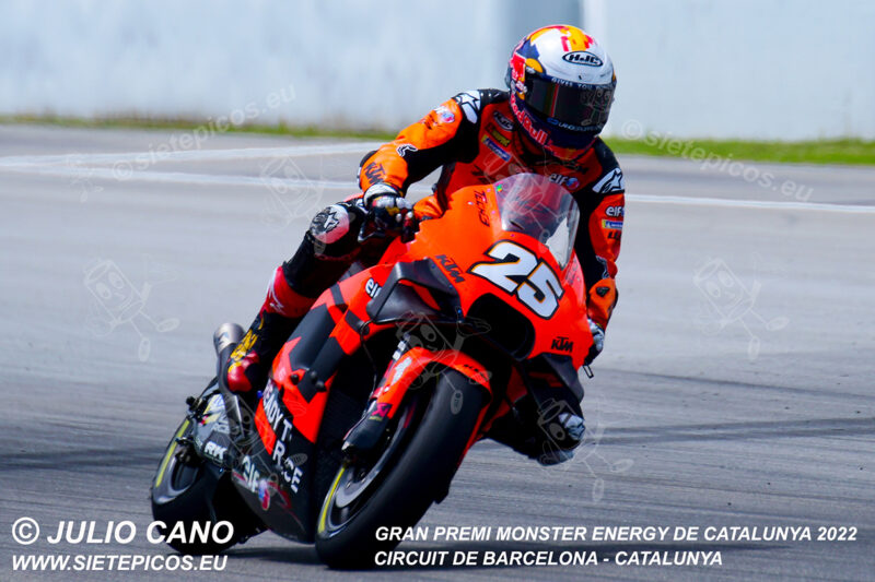 Piloto Raul Fernandez (25) (Tech3 KTM Factory Racing) entrando en curva La Caixa. Gran Premi Monster Energy de Catalunya 2022, Circuit de Barcelona-Catalunya. Montmelo. España. MotoGPTM. Montmeló-2022