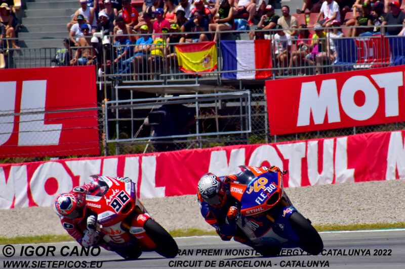 Piloto Aron Canet (40) (Flexbox HP 40) saliendo de curva campsa seguido del piloto Jake Dixon (96) (Autosolar GASGAS Aspar Team). Gran Premi Monster Energy de Catalunya 2022, Circuit de Barcelona-Catalunya. Montmelo. España. Moto2TM. Montmeló-2022
