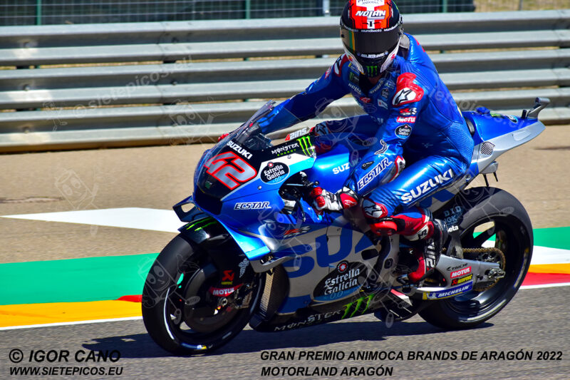 Piloto Alex Rins (42) (Team Suzuki ECSTAR) al final de la recta de meta. Gran Premio Animoca Brands de Aragón 2022, Motorland Aragón. Alcañiz. Teruel. España. MotoGPTM. Alcañiz 2022
