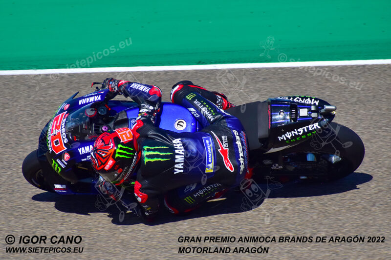 Piloto Fabio Quartararo (20) (Monster Energy Yamaha MotoGP) en curva Marc Marquez. Gran Premio Animoca Brands de Aragón 2022, Motorland Aragón. Alcañiz. Teruel. España. MotoGPTM. Alcañiz 2022