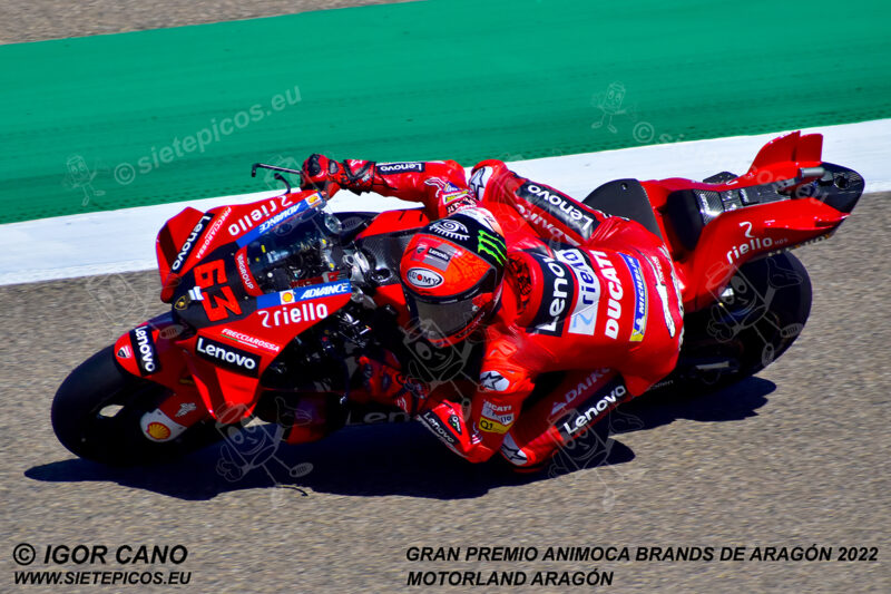 Piloto Francesco (Pecco) Bagnaia (63) (Ducati Lenovo Team) en curva Marc Marquez. Gran Premio Animoca Brands de Aragón 2022, Motorland Aragón. Alcañiz. Teruel. España. MotoGPTM. Alcañiz 2022