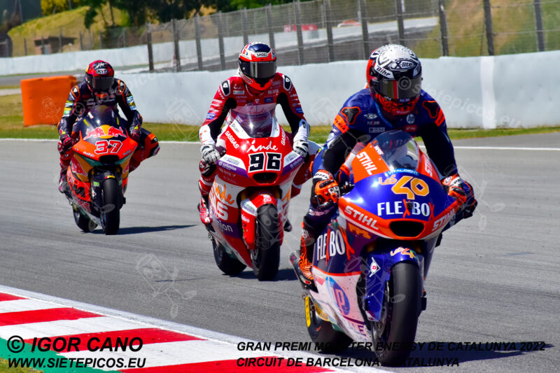Piloto Aron Canet (40) (Flexbox HP 40) entrando en curva La Caixa seguido de los pilotos Jake Dixon (96) (Autosolar GASGAS Aspar Team) y Augusto Fernandez (37) (Red Bull KTM Ajo). Gran Premi Monster Energy de Catalunya 2022, Circuit de Barcelona-Catalunya. Montmelo. España. Moto2TM. Montmeló-2022