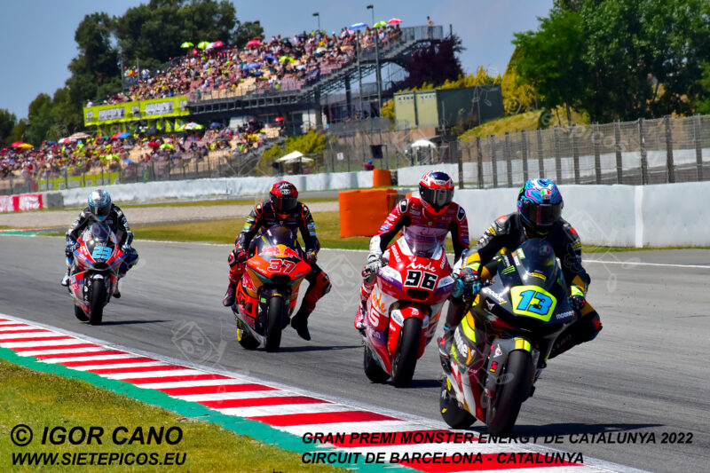 Piloto Celestino Vietti (13) (Mooney VR46 Racing Team) entrando en curva La Caixa seguido de los pilotos Jake Dixon (96) (Autosolar GASGAS Aspar Team), Augusto Fernandez (37) (Red Bull KTM Ajo) y Marcel Schrotter (23) (Liqui Moly Intact GP). Gran Premi Monster Energy de Catalunya 2022, Circuit de Barcelona-Catalunya. Montmelo. España. Moto2TM. Montmeló-2022
