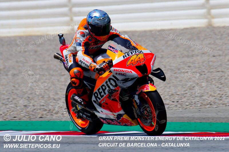 Piloto Pol Espargaro (44) (Repsol Honda Team) saliendo de curva Europcar. Gran Premi Monster Energy de Catalunya 2022, Circuit de Barcelona-Catalunya. Montmelo. España. MotoGPTM. Montmeló-2022