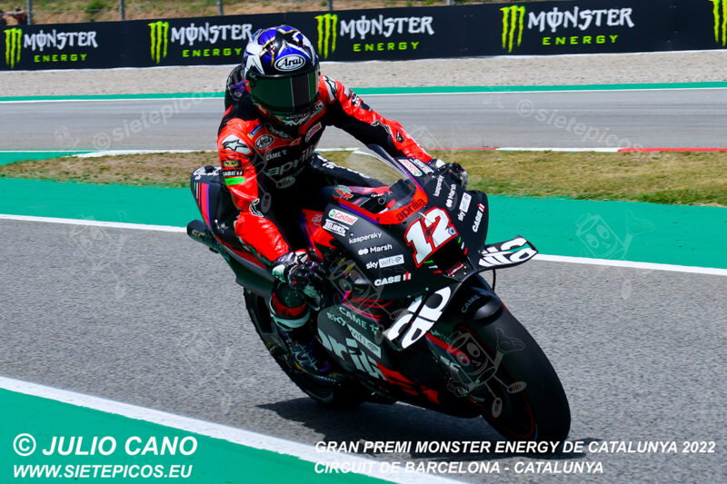 Piloto Maveric Viñales (12) (Aprilia Racing) entrando en el Pit Lane. Gran Premi Monster Energy de Catalunya 2022, Circuit de Barcelona-Catalunya. Montmelo. España. MotoGPTM. Montmeló-2022