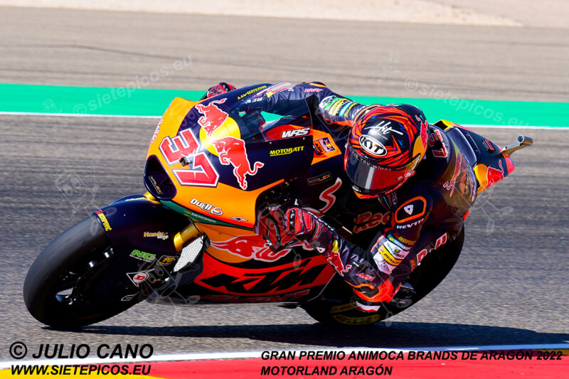 Piloto Augusto Fernandez (37) (Red Bull KTM Ajo) en curva 5. Gran Premio Animoca Brands de Aragón 2022, Motorland Aragón. Alcañiz. Teruel. España. Moto2TM. Alcañiz 2022