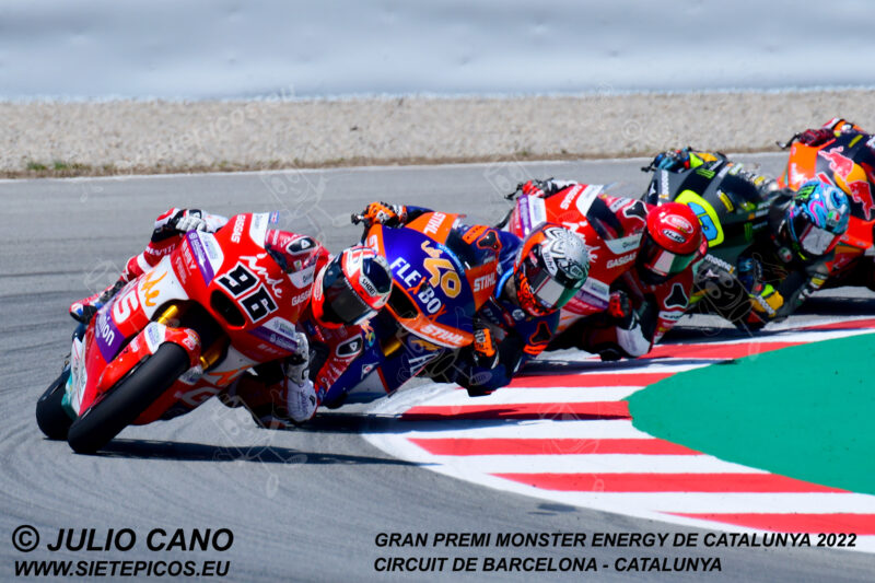 Piloto Jake Dixon (96) (Autosolar GASGAS Aspar Team) en curva Seat seguido de los pilotos Aron Canet (40) (Flexbox HP 40), Albert Arenas (75) (Autosolar GASGAS Aspar Team) y Celestino Vietti (13) (Mooney VR46 Racing Team).Gran Premi Monster Energy de Catalunya 2022, Circuit de Barcelona-Catalunya. Montmelo. España. Moto2TM. Montmeló-2022