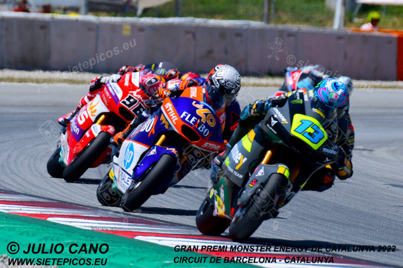 Piloto Celestino Vietti (13) (Mooney VR46 Racing Team) saliendo de curva Seat seguido de los pilotos Aron Canet (40) (Flexbox HP 40), Jake Dixon (96) (Autosolar GASGAS Aspar Team) y Augusto Fernandez (37) (Red Bull KTM Ajo). Gran Premi Monster Energy de Catalunya 2022, Circuit de Barcelona-Catalunya. Montmelo. España. Moto2TM. Montmeló-2022
