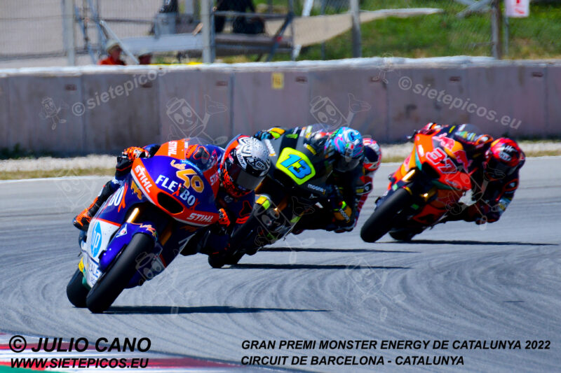 Piloto Aron Canet (40) (Flexbox HP 40) en curva Seat seguido de los pilotos Celestino Vietti (13) (Mooney VR46 Racing Team), Jake Dixon (96) (Autosolar GASGAS Aspar Team) y Augusto Fernandez (37) (Red Bull KTM Ajo). Gran Premi Monster Energy de Catalunya 2022, Circuit de Barcelona-Catalunya. Montmelo. España. Moto2TM. Montmeló-2022