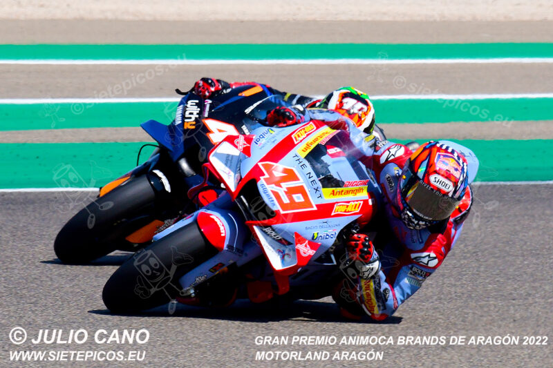 Pilotos Fabio Di Giannantonio (49) (Gresini Racing MotoGP) y Darryn Binder (40) (WithU Yamaha RNF MotoGP Team) saliendo de curva Marc Marquez. Gran Premio Animoca Brands de Aragón 2022, Motorland Aragón. Alcañiz. Teruel. España. MotoGPTM. Alcañiz 2022