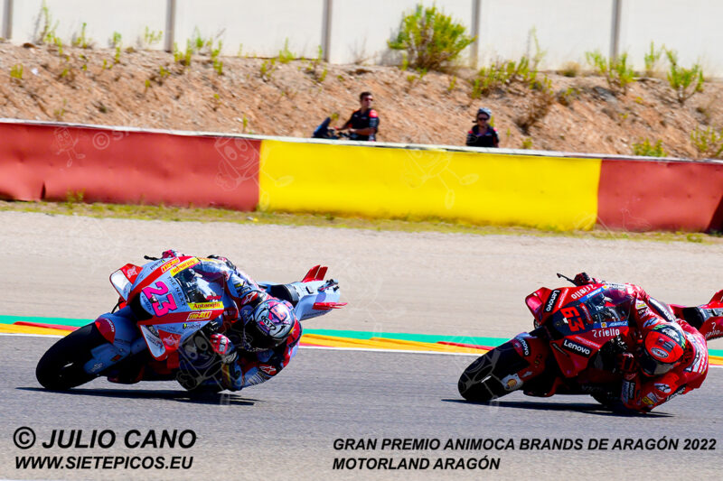 Pilotos Enea Bastianini (23) (Gresini Racing MotoGP) y Francesco (Pecco) Bagnaia (63) (Ducati Lenovo Team) saliendo de curva 17. Gran Premio Animoca Brands de Aragón 2022, Motorland Aragón. Alcañiz. Teruel. España. MotoGPTM. Alcañiz 2022