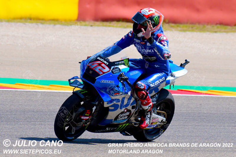 Piloto Alex Rins (42) (Team Suzuki ECSTAR) saludando saliendo de curva 17. Gran Premio Animoca Brands de Aragón 2022, Motorland Aragón. Alcañiz. Teruel. España. MotoGPTM. Alcañiz 2022
