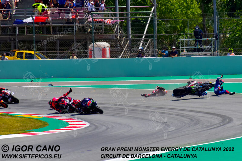 Accidente de los pilotos Alex Rins (42) (Team Suzuki ECSTAR) (derecha), Takaaki Nakagami (30) (LCR Honda Idemitsu) (centro) y Francesco (Pecco) Bagnaia (63) (Ducati Lenovo Team) (tercero) en salida MotoGP con piloto Fabio Quartararo (20) (Monster Energy Yamaha MotoGP) seguido del piloto Aleix Espagaro (41) (Aprilia Racing).Gran Premi Monster Energy de Catalunya 2022, Circuit de Barcelona-Catalunya. Montmelo. España. MotoGPTM. Montmeló-2022