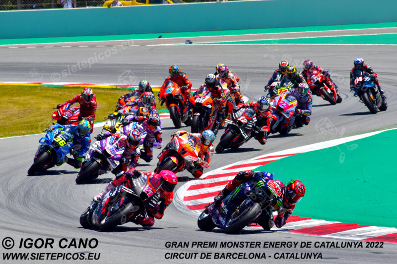 Salida de MotoGP con piloto Fabio Quartararo (20) (Monster Energy Yamaha MotoGP) seguido de los pilotos Aleix Espagaro (41) (Aprilia Racing), Pol Espargaro (44) (Repsol Honda Team), Jorge Martin (89) (Pramac Racing) y Joan Mir (36) (Team Suzuki ECSTAR).Gran Premi Monster Energy de Catalunya 2022, Circuit de Barcelona-Catalunya. Montmelo. España. MotoGPTM. Montmeló-2022