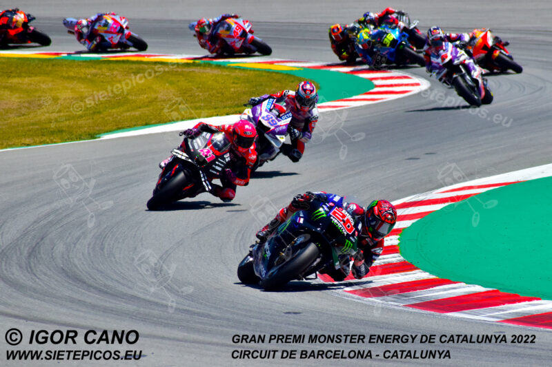 Piloto Fabio Quartararo (20) (Monster Energy Yamaha MotoGP) seguido de los pilotos Aleix Espagaro (41) (Aprilia Racing) y Jorge Martin (89) (Pramac Racing) en Curva Renault.Gran Premi Monster Energy de Catalunya 2022, Circuit de Barcelona-Catalunya. Montmelo. España. MotoGPTM. Montmeló-2022